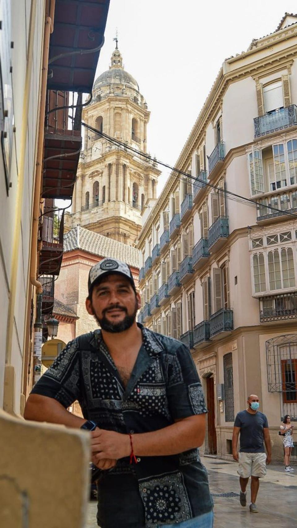 Fran Perea con la catedral de fondo.