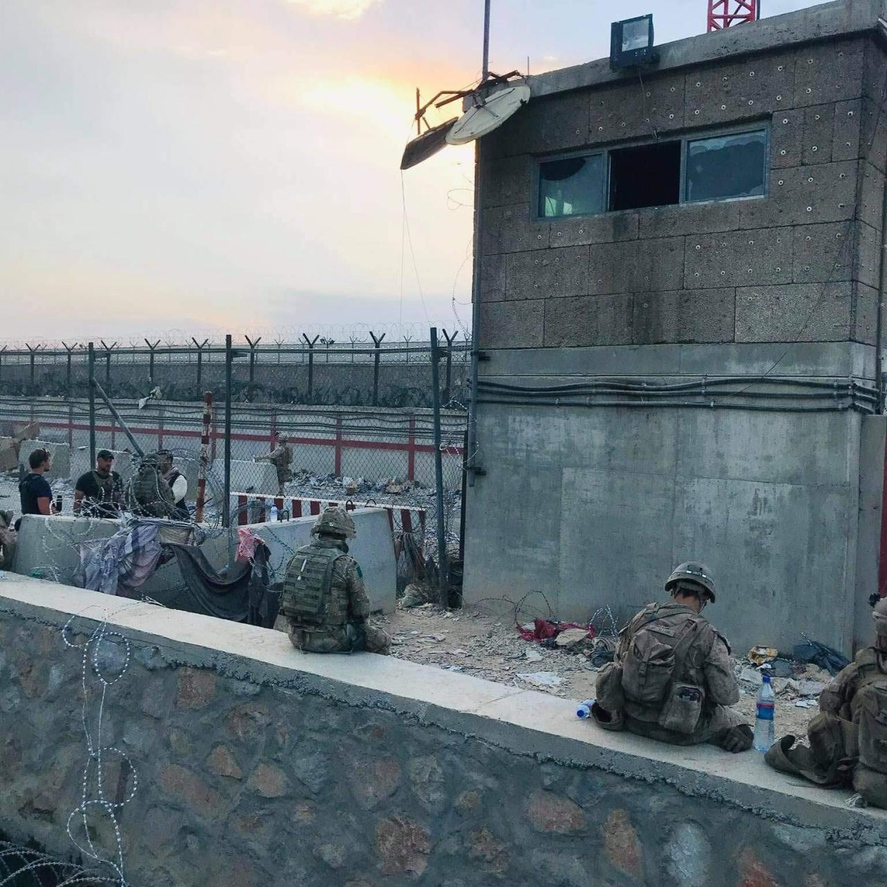 Tropas internacionales apostadas en el perímetro del aeropuerto de Kabul.