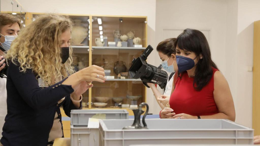 La vicepresidenta y diputada de Cultura, Julia Parra, ha visitado esta mañana el Museo.