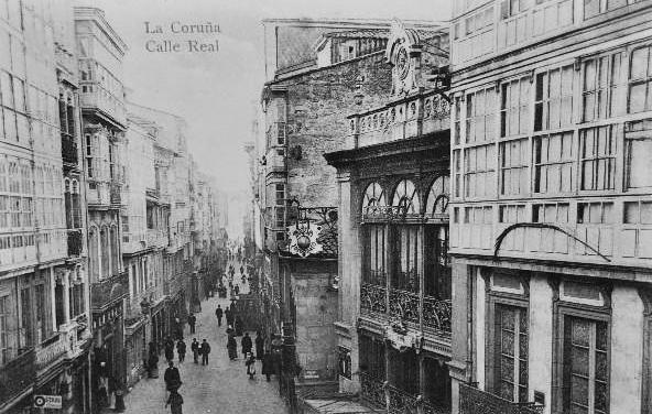 Calle Real. El edificio con ventanas en arco, es el Salón París.