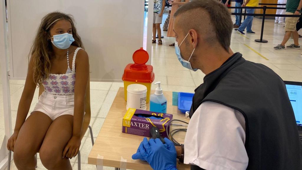 Una menor se vacuna en Ferrol.