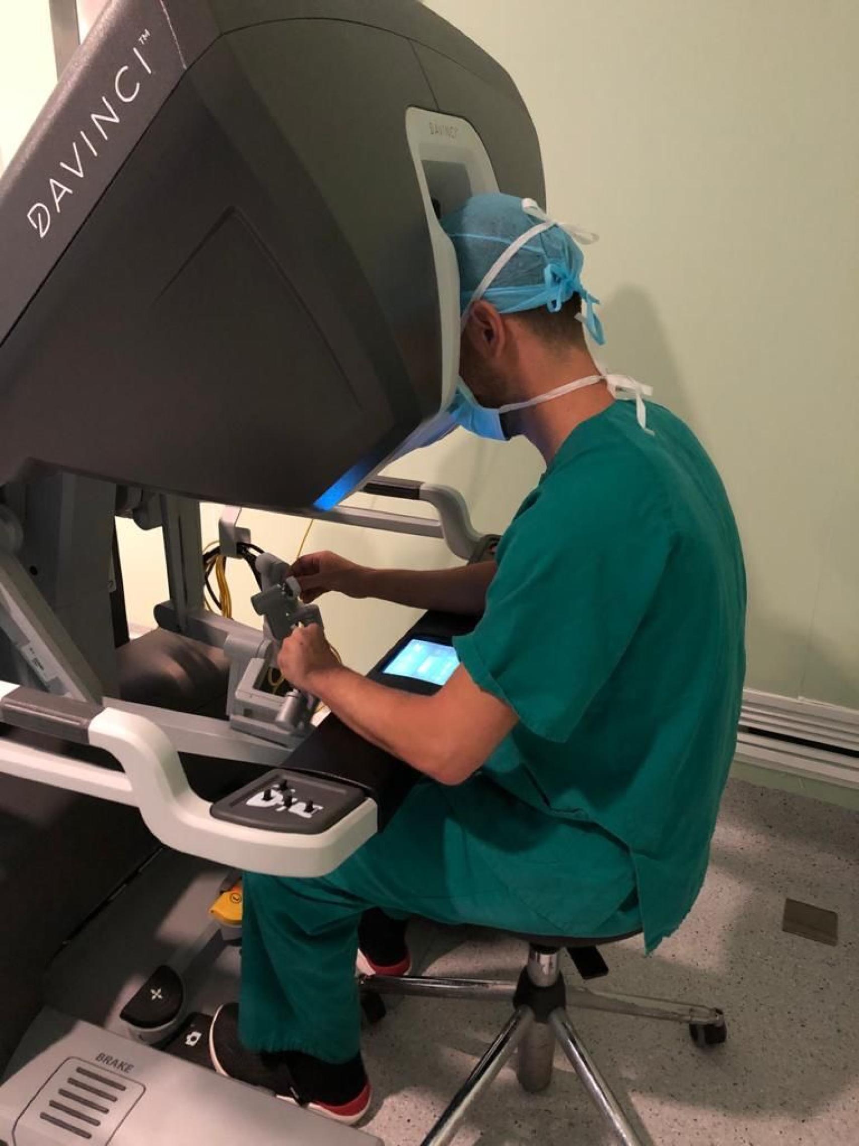 Otra foto del robot Da Vinci.