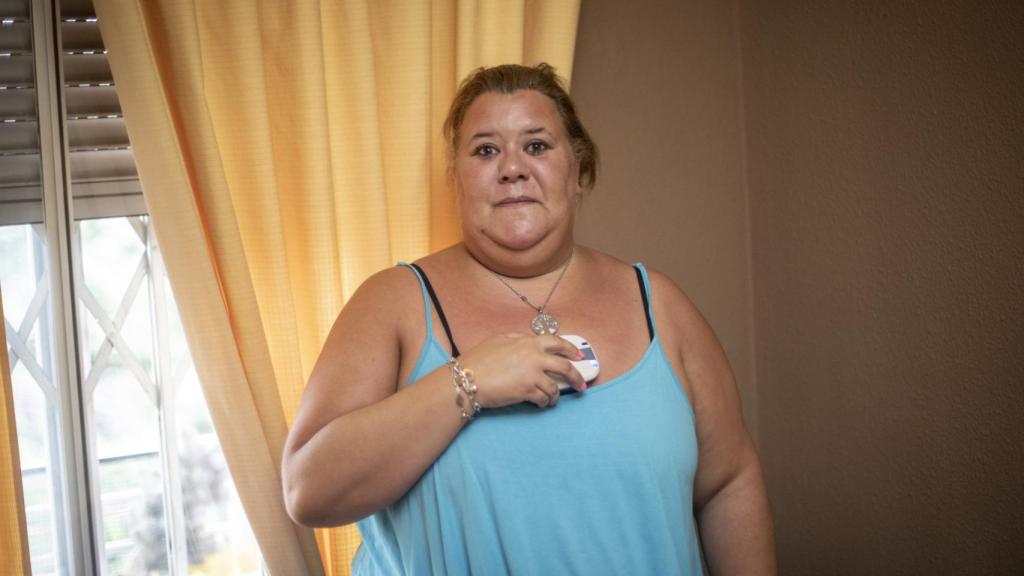 Arancha muestra el aparato con el controla el ritmo cardiaco.