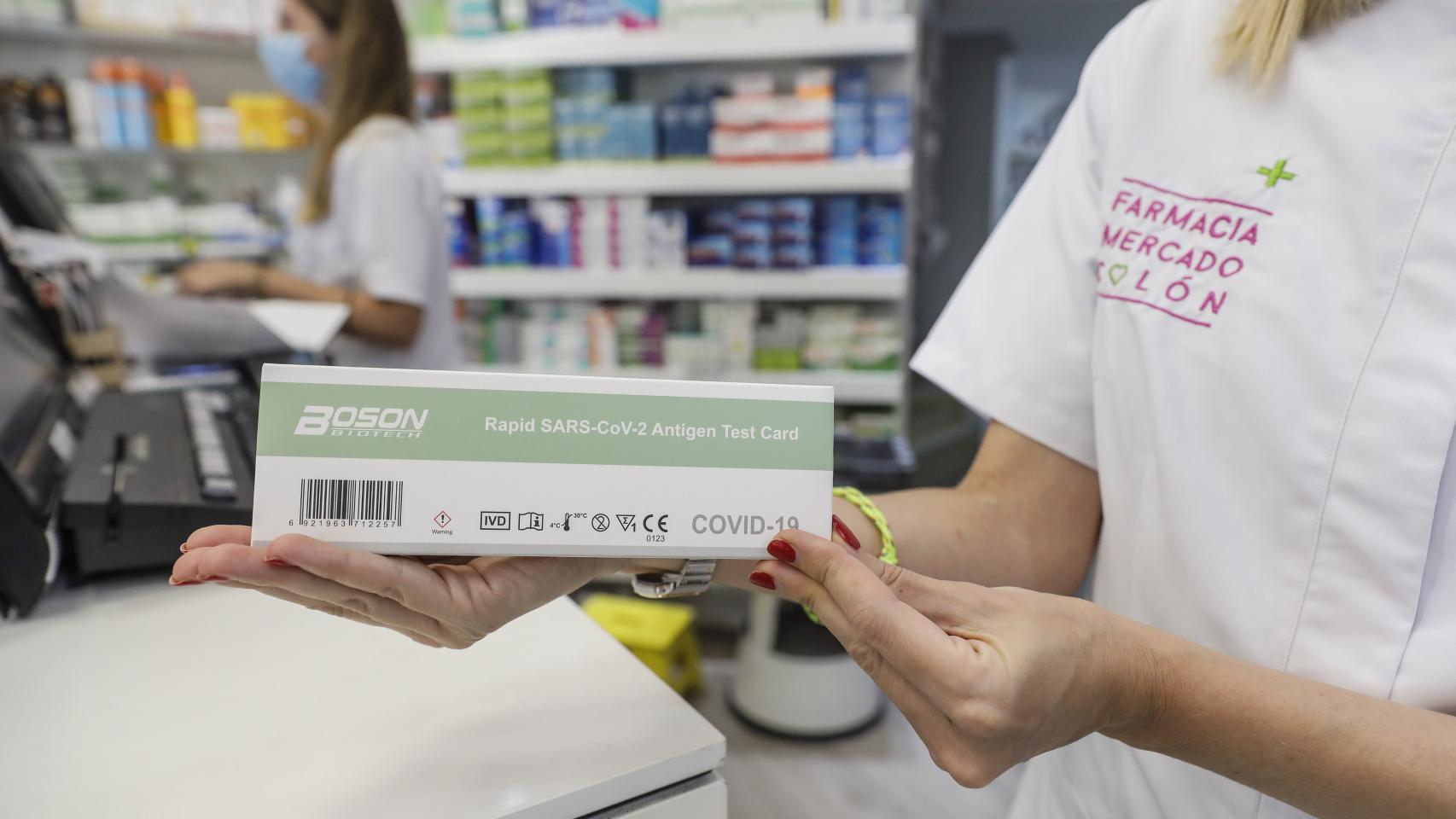 Una caja con test de antígenos de autodiagnóstico destinado a la detección de covid-19 en una farmacia.