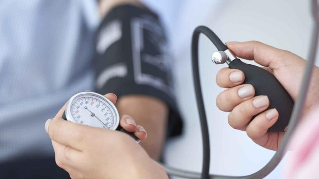 Imagen de archivo. Medición de la presión arterial.