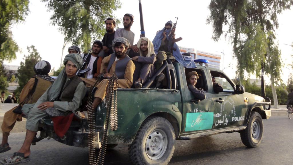 En esta ocasión cerca de ocho personas viajan en el espacio de carga.