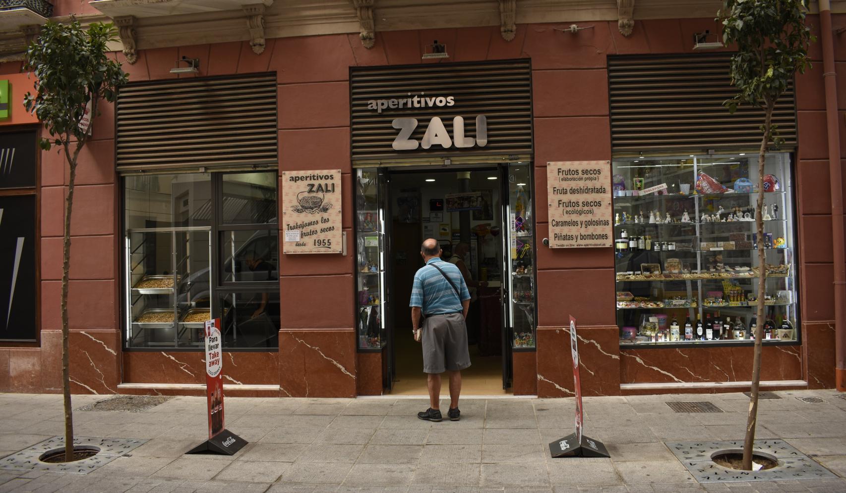 Un hombre espera en la entrada de Aperitivos Zali.