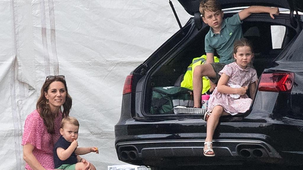 La duquesa, durante un distendido momento con sus tres hijos, en  Wokingham.