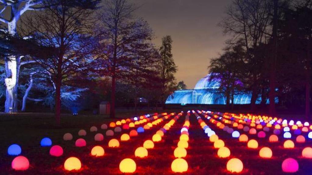 Instalación navideña en el jardín Kew de Londres.