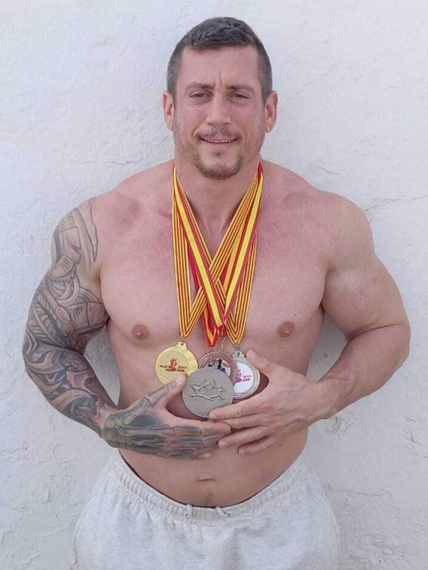 Rubén Sánchez Montesinos con algunas de sus medallas ganadas en las competiciones de culturismo.
