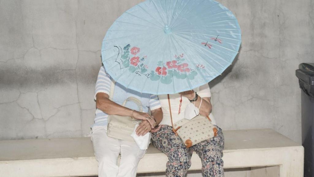 En el proyecto 'Turista un millón', Aguilera retrata a los visitantes en el puerto de Tabarca.