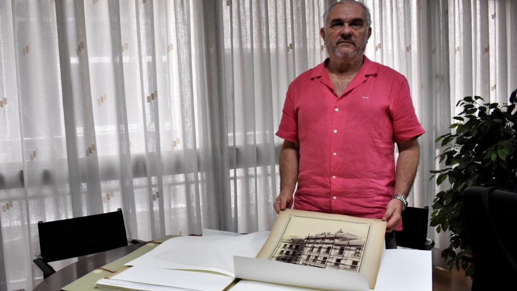 Juan Antonio Fernández Rivero enseña una de las fotografías de la construcción de calle Larios.