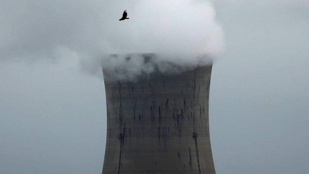 Una planta de energía nuclear.