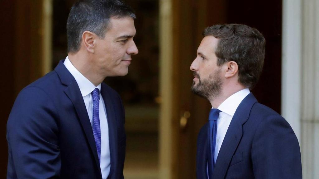 Pedro Sánchez y Pablo Casado, a las puertas de Moncloa.
