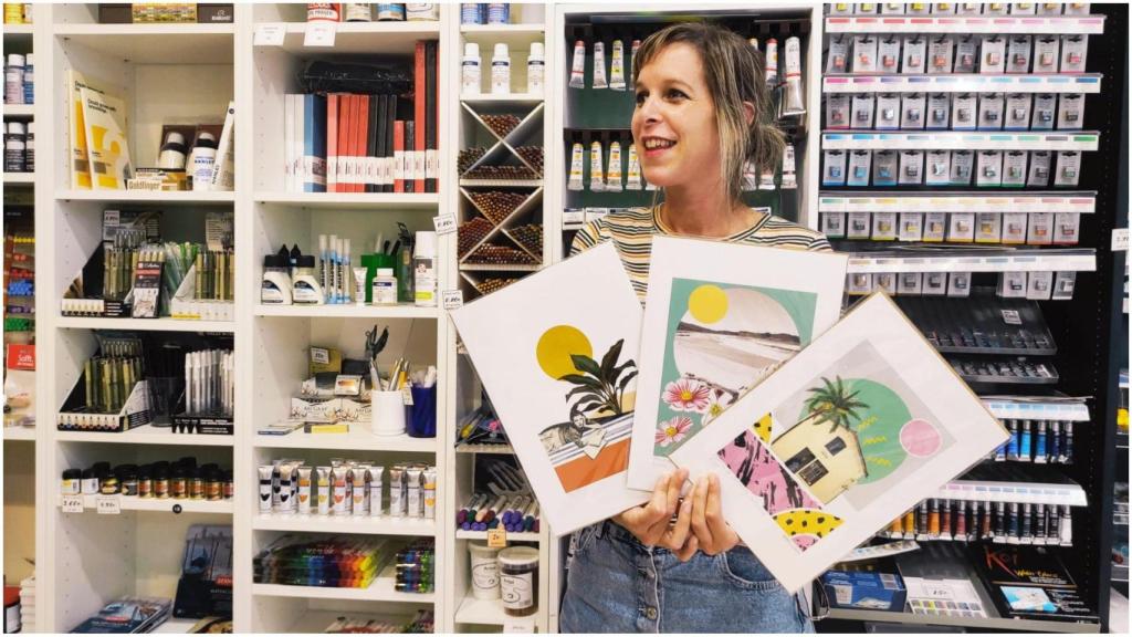 María con sus diseños en A Vella fábrica de Lapis.