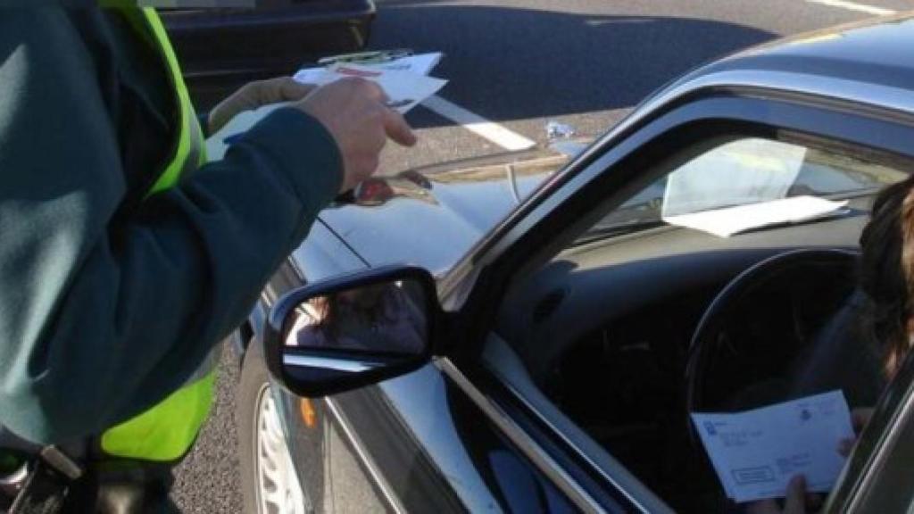 Agentes de Tráfico comprobando la documentación obligatoria