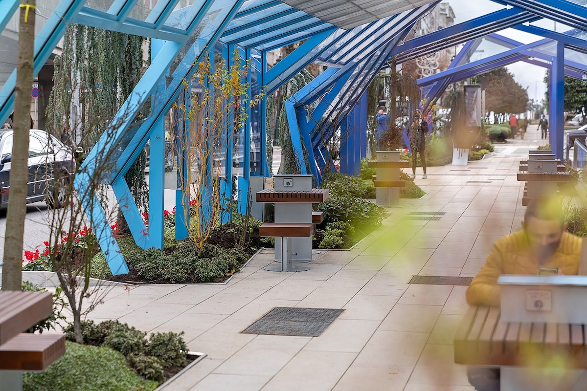 Las rampas de Gran Vía de Vigo con puntos de recarga y pantallas LED. Foto: Edigal.