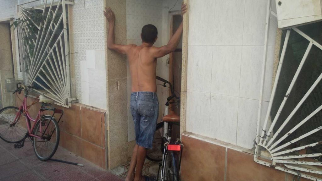 Mustapha en la puerta de su casa donde se ocultaron Agustín y Natalia.