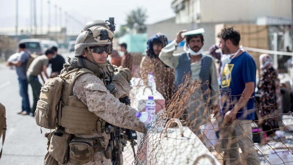 Dos soldados, a las puertas del aeropuerto de Kabul.