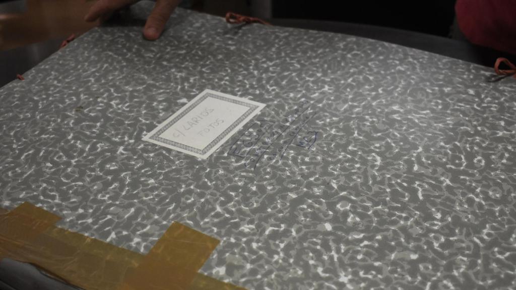 La carpeta con la colección de fotos de Joaquín Oses.