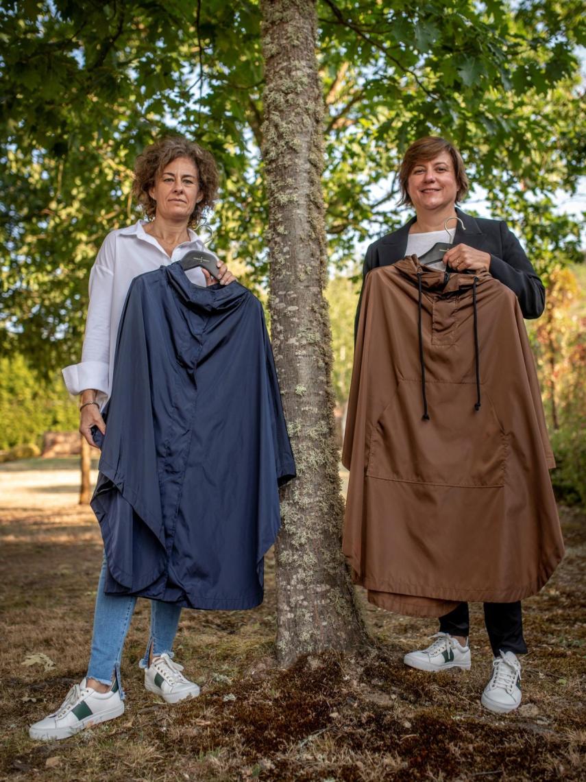 La directora de marca de Roberto Verino, Cristina Mariño (i) y la CEO de Roberto Verino, Dora Casal (d), posan en la presentación de su colección cápsula 'Caminae', en las Bodegas Gargalo en Monterrei.