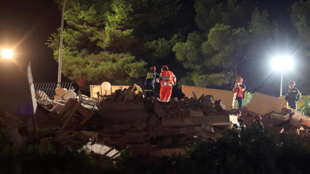 Los bomberos encuentran el cuerpo de un menor fallecido en el derrumbe de Peñíscola.