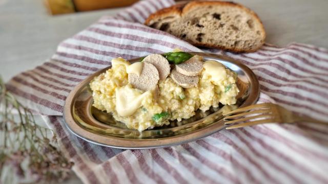 Ensaladilla de huevas de merluza y espárragos, una versión diferente