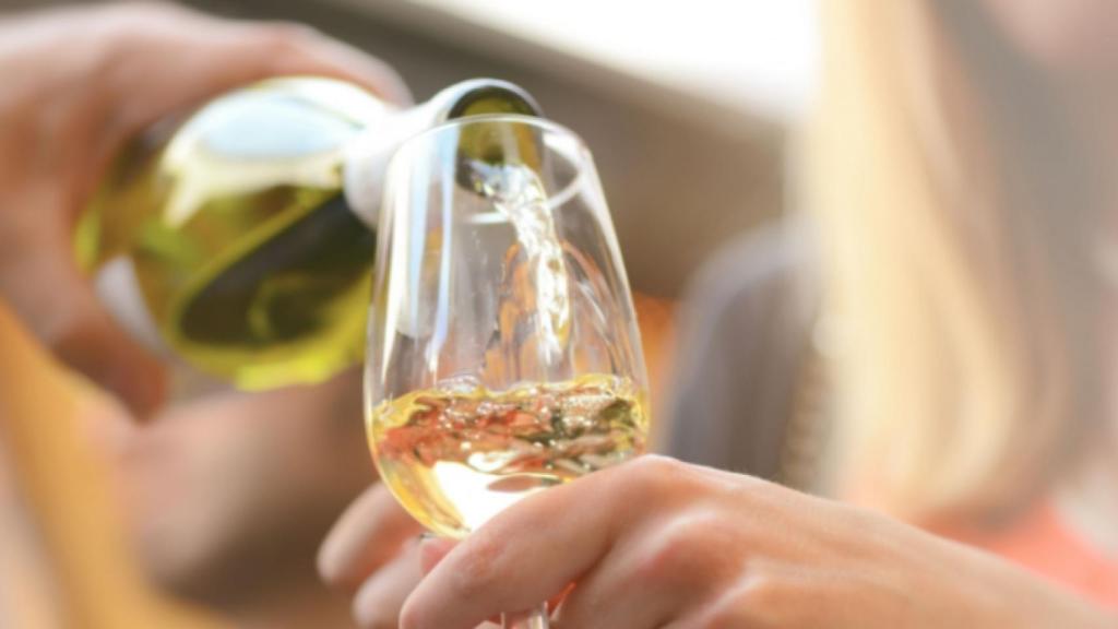 Desmentimos las falsas teorías sobre el vino blanco.