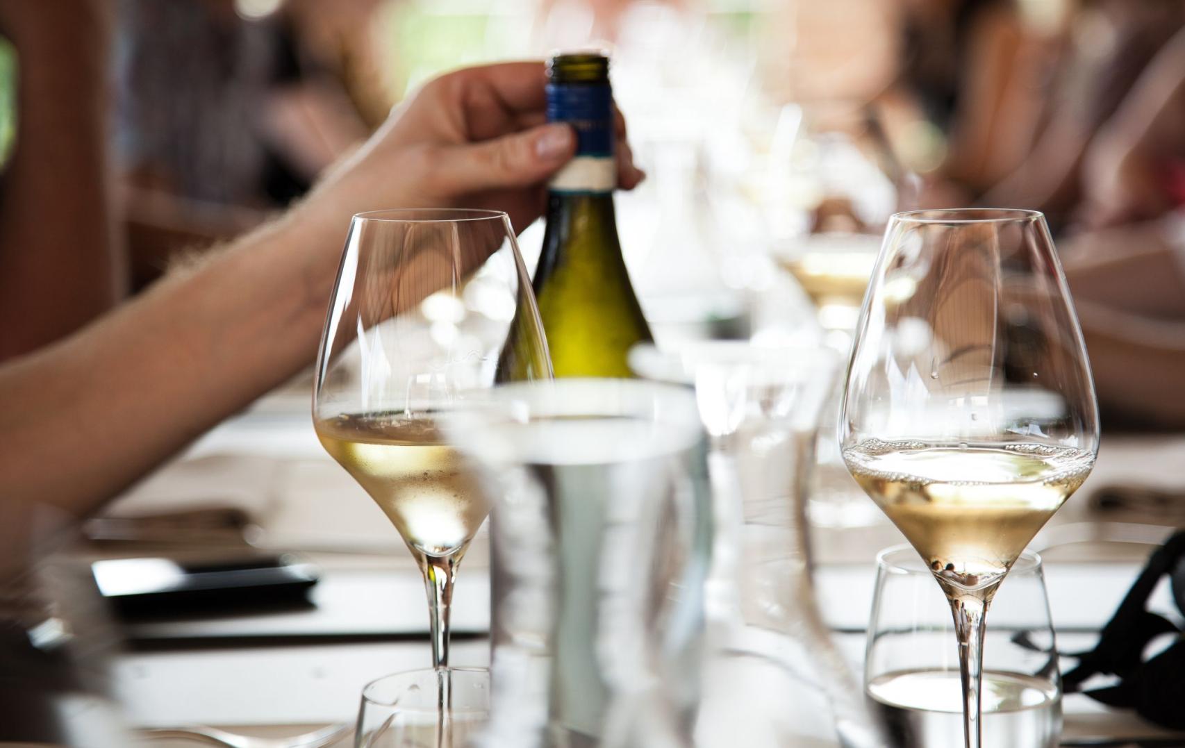 El vino blanco tiene beneficios para la salud.