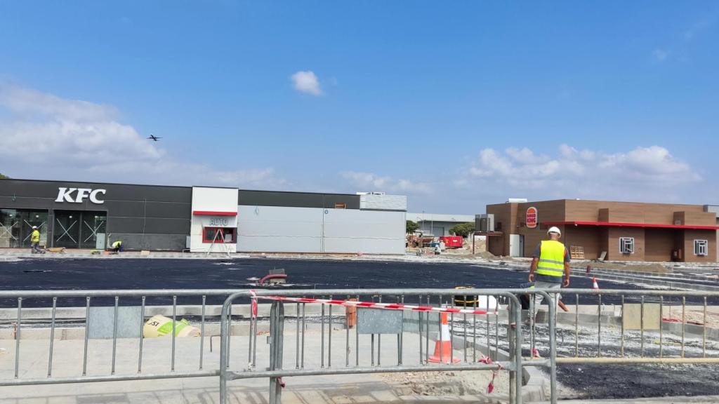 Vista de las obras en la nueva zona comercial de Málaga.
