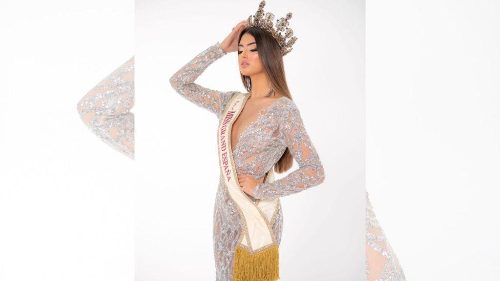 Iris Miguélez con su banda y su corona Miss Grand España