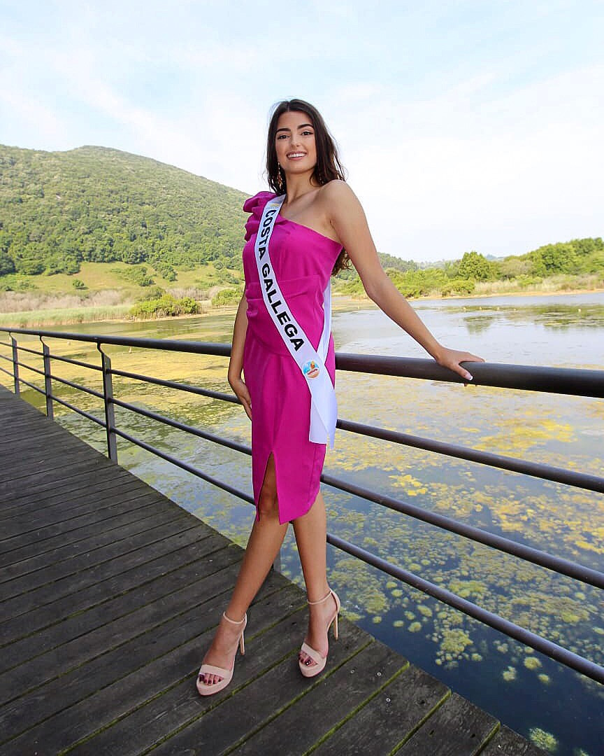 La joven con su banda Miss Grand Costa Gallega en 2019. Foto: cedida