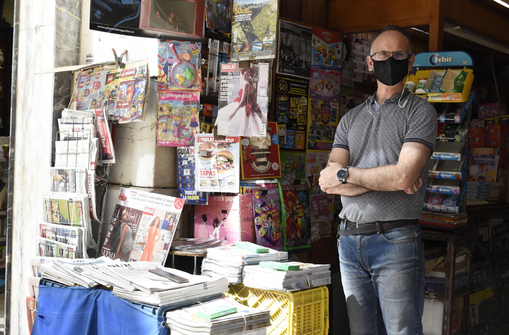 El actual dueño de Quiosco Arturo posa frente a la tienda de prensa.