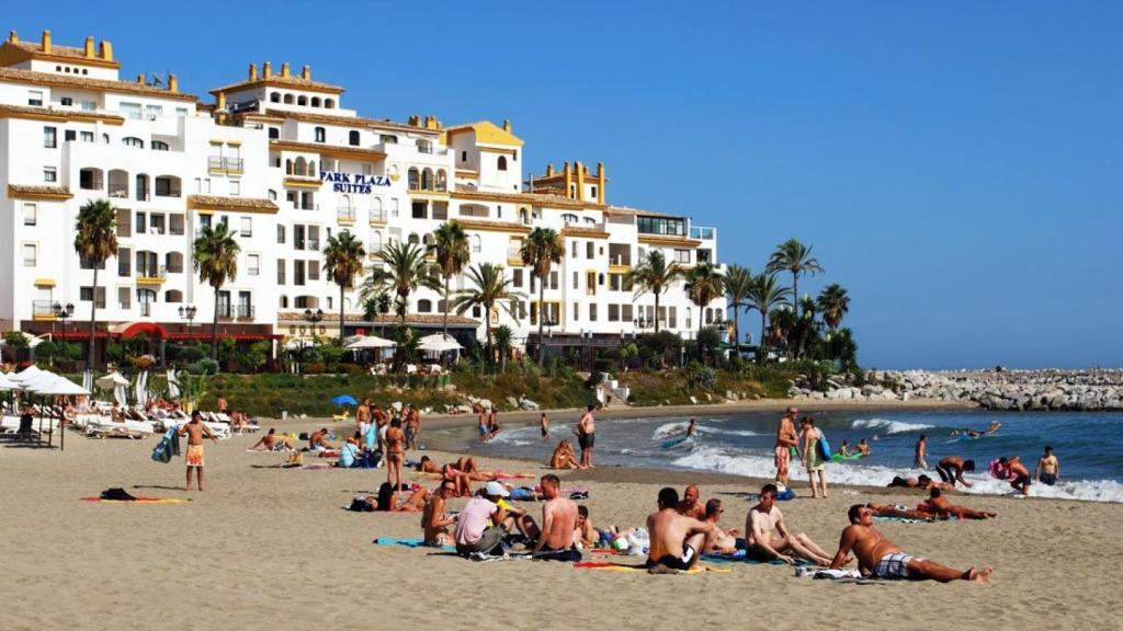 En la playa de Puerto Banús se congregan cada día numerosos turistas y vecinos.