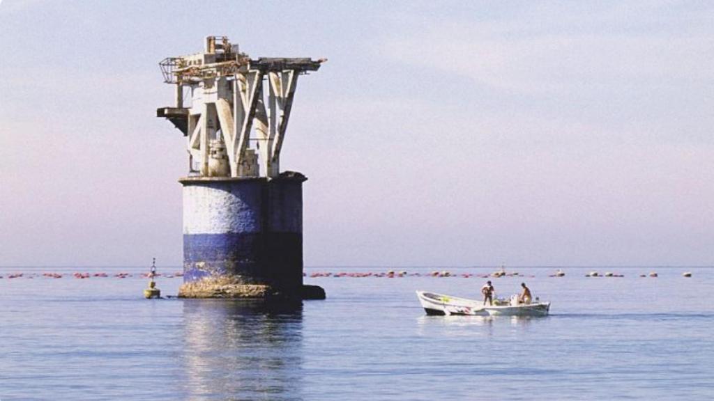 La playa de El Cable es fácilmente reconocible gracias a este resto del pasado industrial de Málaga.