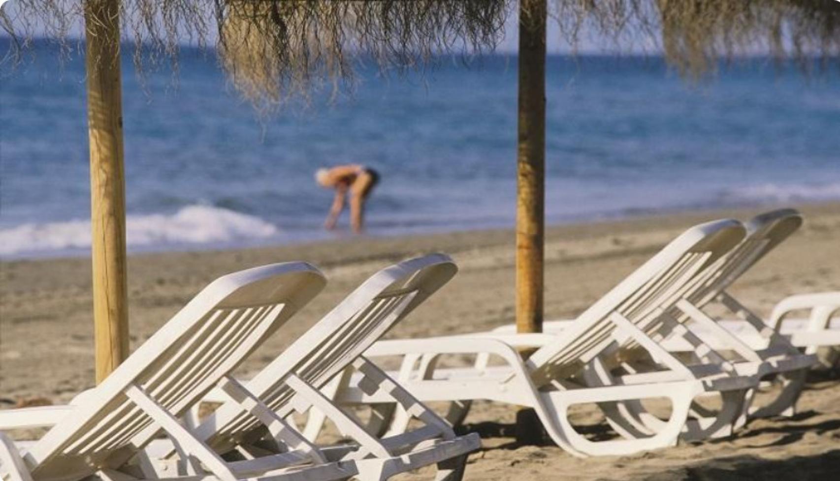 La cala de La Víbora, como el resto de playas marbelleras, cuenta con buenos y cuidados servicios.