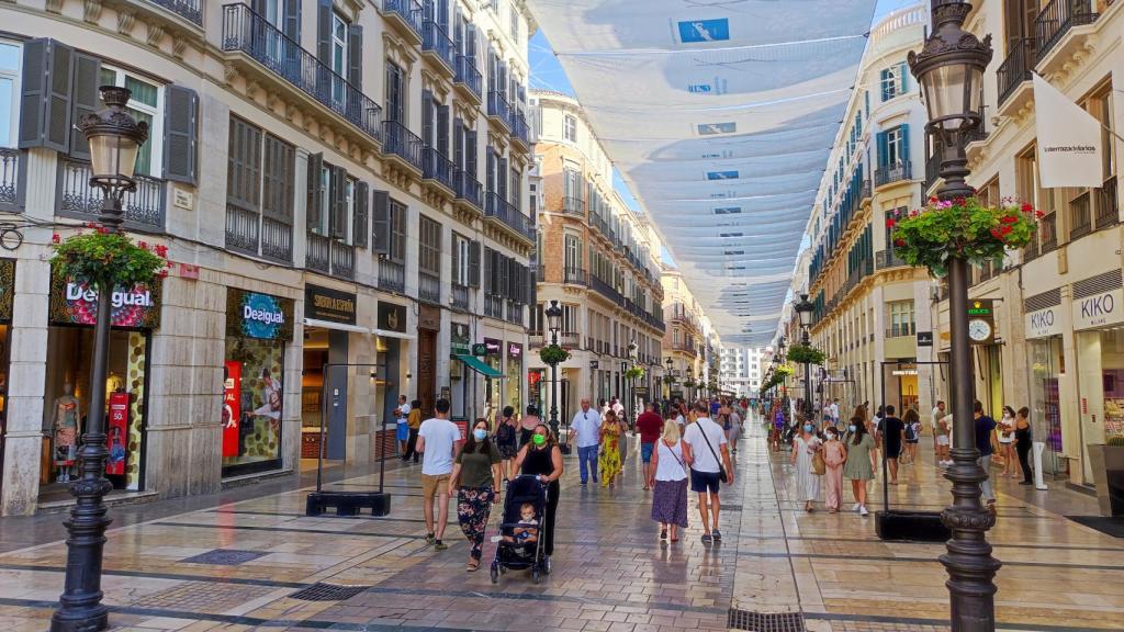 En calle Larios dar dos vueltas de campana no es un mal plan.