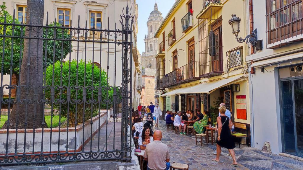 La belleza del empedrado de San Agustín únicamente se ve empañada por su dureza al golpearnos la frente con ella.