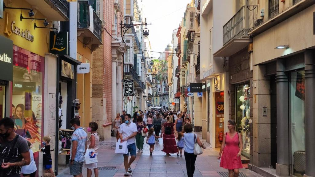 El continuo trasiego de transeúntes no evita el paso de los patinetes por calle Nueva.