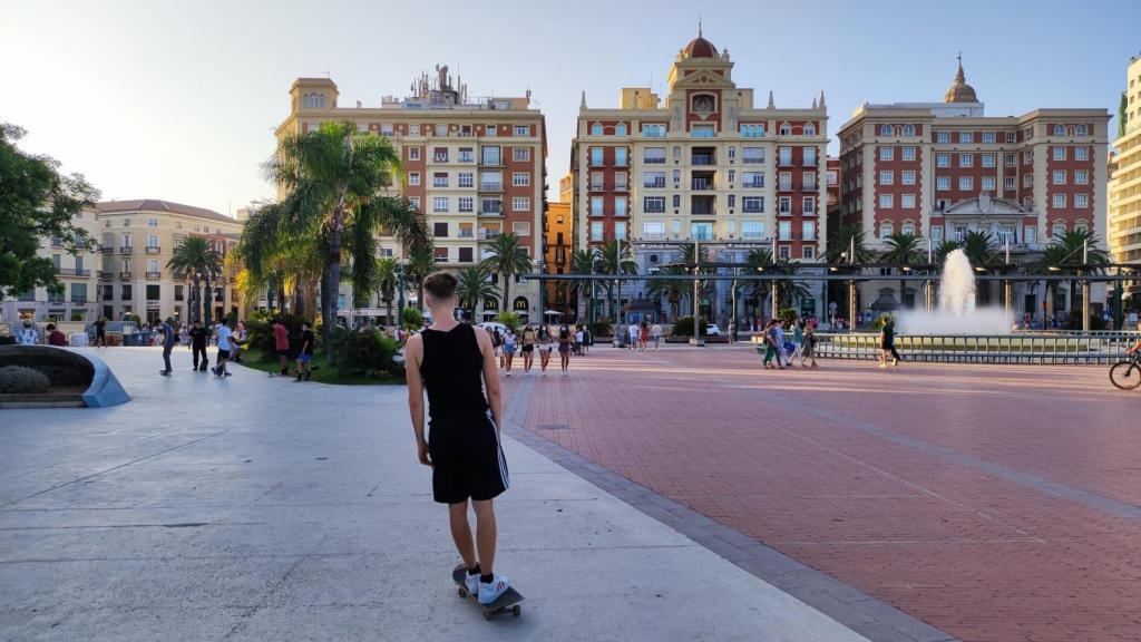 La muchachada se reúne en la plaza de la Marina para hacer virguerías sobre una tabla con ruedas y pasar la tarde tan ricamente.