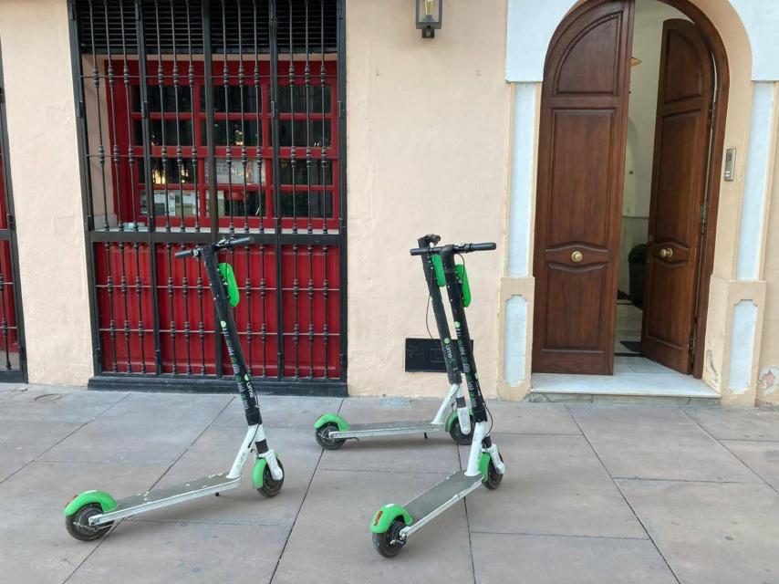 Cualquier sitio es bueno para dejar aparcado el patinete y largarte impunemente.
