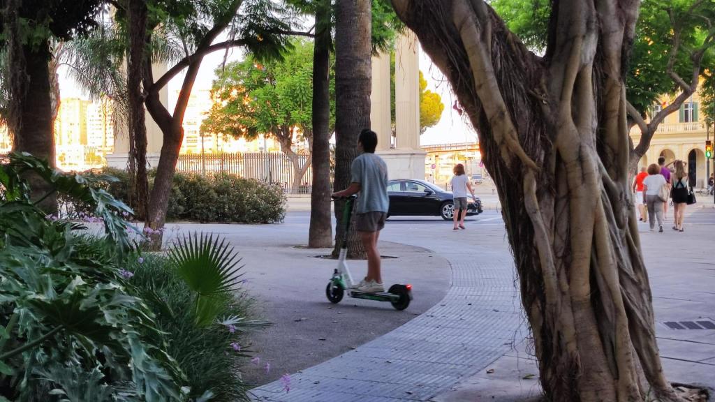 La prohibición de ir por las aceras y las zonas peatonales son para los demás.