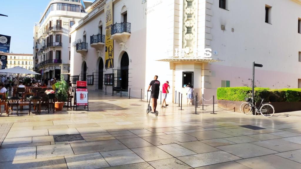 Y lo mejor que puedes hacer, si alguien te afea el hecho de que vayas en patinete por donde no puedes, es ponerte chulito.