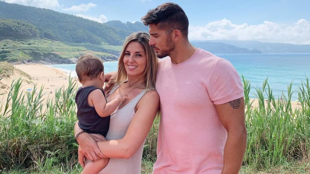 Cristian Toro y Susana Salmerón junto a su hijo, Alejandro.