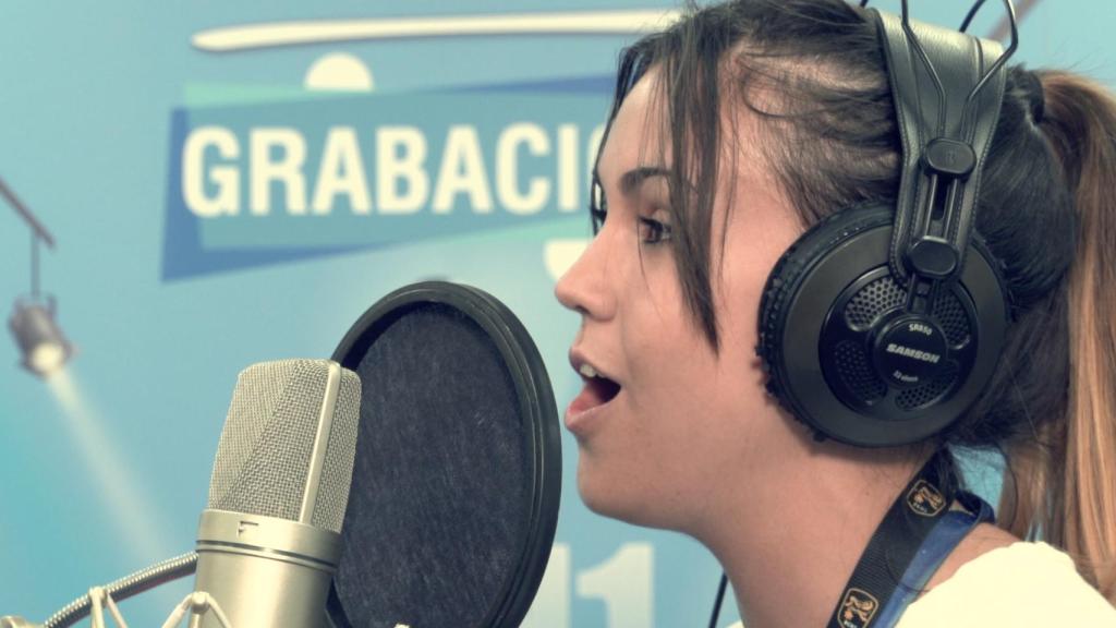 Una empleada canta en un Teambuilding de su empresa.