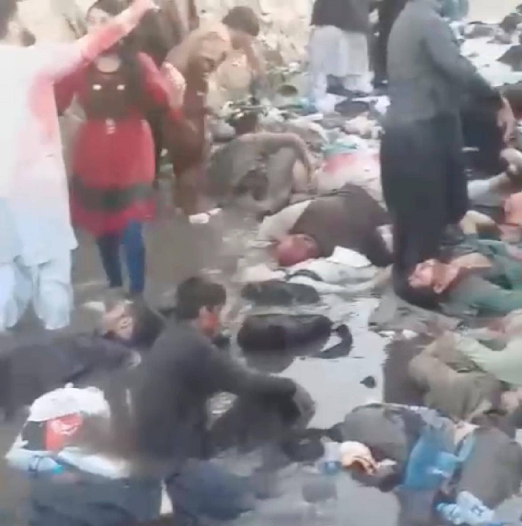 Víctimas del atentado de este jueves en el exterior del aeropuerto Hamid Karzai.