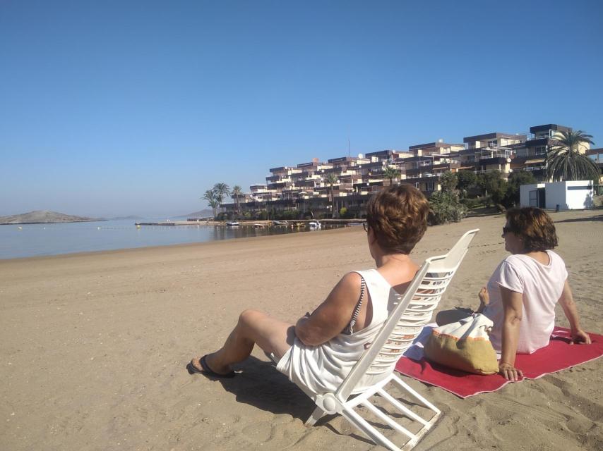 Mercedes y Lola completamente solas en la Cala del Pino de La Manga.