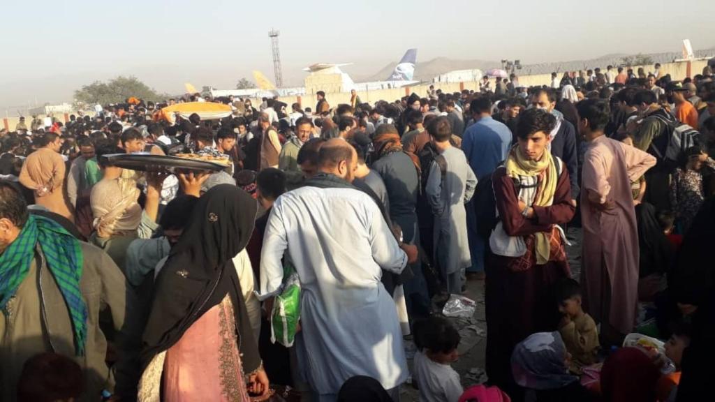 Aglomeraciones en el aeropuerto de Kabul antes de los atentados.