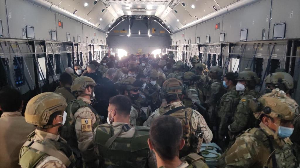 Interior del A400M durante el último vuelo de rescate.