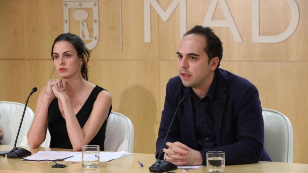 José Manuel Calvo, ahora concejal de Recupera Madrid, junto a Rita Maestre.